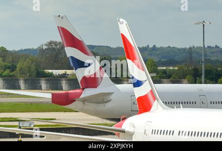 London, England, Vereinigtes Königreich - 29. April 2024: Heckflossen von Passagierflugzeugen, die von British Airways am Flughafen London Heathrow betrieben werden. Stockfoto