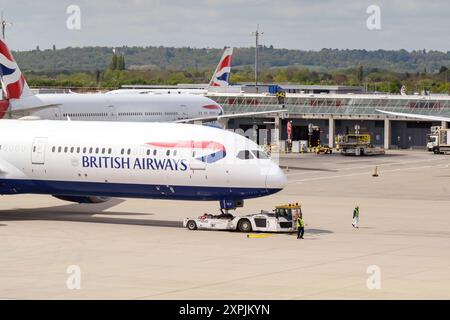 London, England, Vereinigtes Königreich - 29. April 2024: Boeing 787 Dreamliner (Registrierung G-ZBLB), betrieben von British Aiirways, bereitet sich auf die Abfahrt von London Heathrow vor Stockfoto