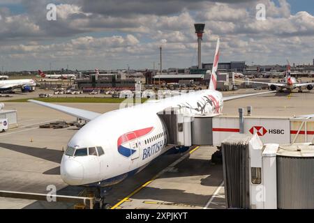 London, England, Großbritannien - 4. Mai 2024: Nahaufnahme einer Boeing 777 (Registrierung G-YMML), die von British Aiirways am Flughafen London Heathrow betrieben wird Stockfoto