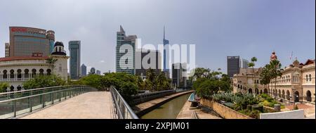 Ein Panoramabild des Flusses des Lebens in Kuala Lumpur, mit dem Sultan Abdul Samad Gebäude auf der rechten Seite, dem Merdeka 118 Turm in der Mitte, Stockfoto