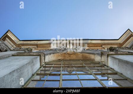 Keszthely, Ungarn - Juli 15,2023: Barockturm im Königspalast Festetics. Hochwertige Fotos Stockfoto