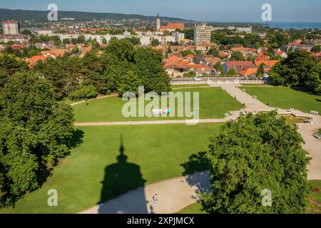 Keszthely, Ungarn - Juli 15,2023 : Blick auf den Park und den Balaton See vom Barockturm des Festetics Palastes. Hochwertige Fotos Stockfoto