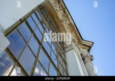 Keszthely, Ungarn - Juli 15,2023: Barockturm im Königspalast Festetics. Hochwertige Fotos Stockfoto