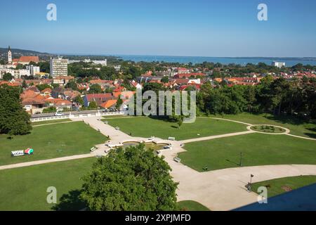 Keszthely, Ungarn - Juli 15,2023 : Blick auf den Park und den Balaton See vom Barockturm des Festetics Palastes. Hochwertige Fotos Stockfoto