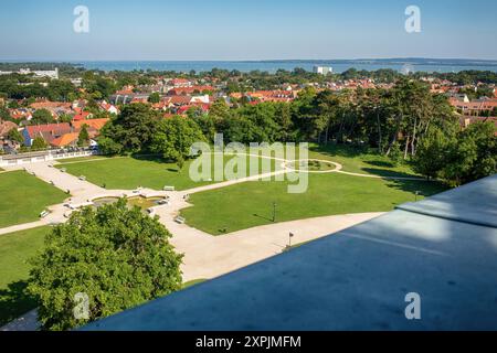 Keszthely, Ungarn - Juli 15,2023 : Blick auf den Park und den Balaton See vom Barockturm des Festetics Palastes. Hochwertige Fotos Stockfoto