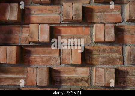 Backsteinwandanordnung Hintergrund mit geometrischen und geprägten Kompositionen Stockfoto