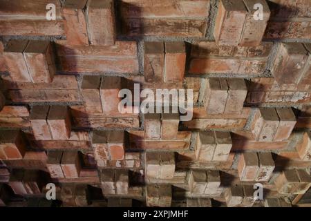 Backsteinwandanordnung Hintergrund mit geometrischen und geprägten Kompositionen Stockfoto