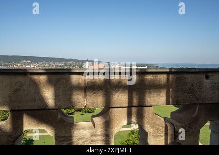 Keszthely, Ungarn - Juli 15,2023 : Blick auf den Park und den Balaton See vom Barockturm des Festetics Palastes. Hochwertige Fotos Stockfoto