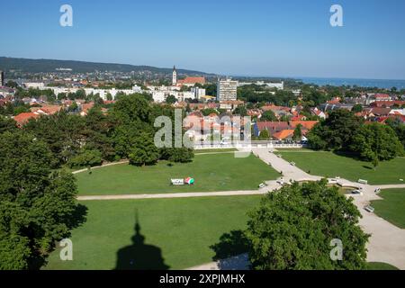 Keszthely, Ungarn - Juli 15,2023 : Blick auf den Park und den Balaton See vom Barockturm des Festetics Palastes. Hochwertige Fotos Stockfoto