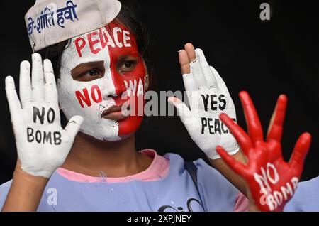 Mumbai, Indien. August 2024. MUMBAI, INDIEN - 6. AUGUST: Studenten verschiedener Hochschulen malen ihre Gesichter und nehmen am Vorabend des 79. Hiroshima-Nagasaki-Tages in Azad Maidan am 6. August 2024 in Mumbai, Indien, Teil. (Foto: Anshuman Poyrekar/Hindustan Times/SIPA USA) Credit: SIPA USA/Alamy Live News Stockfoto