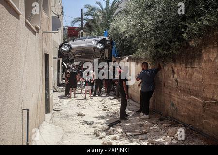 Nablus, Palästina. August 2024. Palästinenser untersuchen die Schäden, die durch einen israelischen Luftangriff auf die Stadt Dschenin im nördlichen besetzten Westjordanland verursacht wurden. (Foto: Nasser Ishtayeh/SOPA Images/SIPA USA) Credit: SIPA USA/Alamy Live News Stockfoto