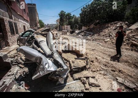 Nablus, Palästina. August 2024. Palästinenser untersuchen die Schäden, die durch einen israelischen Luftangriff auf die Stadt Dschenin im nördlichen besetzten Westjordanland verursacht wurden. (Foto: Nasser Ishtayeh/SOPA Images/SIPA USA) Credit: SIPA USA/Alamy Live News Stockfoto