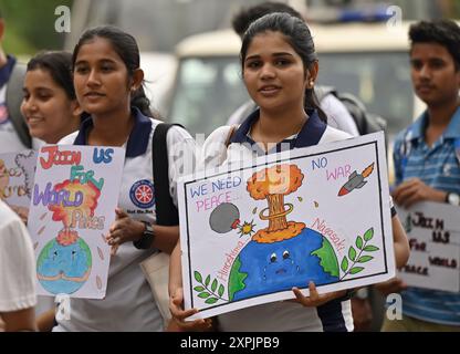Mumbai, Indien. August 2024. MUMBAI, INDIEN - 6. AUGUST: Studenten verschiedener Hochschulen malen ihre Gesichter und nehmen am Vorabend des 79. Hiroshima-Nagasaki-Tages in Azad Maidan am 6. August 2024 in Mumbai, Indien, Teil. (Foto: Anshuman Poyrekar/Hindustan Times/SIPA USA) Credit: SIPA USA/Alamy Live News Stockfoto