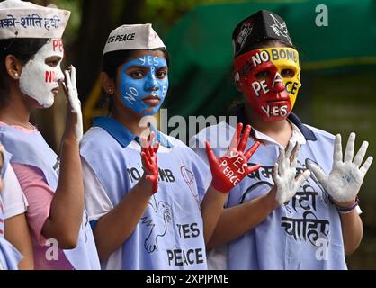 Mumbai, Indien. August 2024. MUMBAI, INDIEN - 6. AUGUST: Studenten verschiedener Hochschulen malen ihre Gesichter und nehmen am Vorabend des 79. Hiroshima-Nagasaki-Tages in Azad Maidan am 6. August 2024 in Mumbai, Indien, Teil. (Foto: Anshuman Poyrekar/Hindustan Times/SIPA USA) Credit: SIPA USA/Alamy Live News Stockfoto