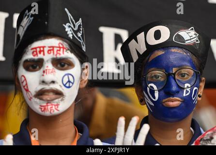 Mumbai, Indien. August 2024. MUMBAI, INDIEN - 6. AUGUST: Studenten verschiedener Hochschulen malen ihre Gesichter und nehmen am Vorabend des 79. Hiroshima-Nagasaki-Tages in Azad Maidan am 6. August 2024 in Mumbai, Indien, Teil. (Foto: Anshuman Poyrekar/Hindustan Times/SIPA USA) Credit: SIPA USA/Alamy Live News Stockfoto