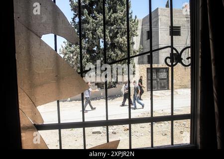 Nablus, Palästina. August 2024. Palästinenser untersuchen die Schäden, die durch einen israelischen Luftangriff auf die Stadt Dschenin im nördlichen besetzten Westjordanland verursacht wurden. (Foto: Nasser Ishtayeh/SOPA Images/SIPA USA) Credit: SIPA USA/Alamy Live News Stockfoto