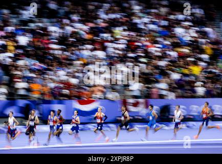 Paris, Frankreich. August 2024. PARIS - die niederländischen Athleten Stefan Nillessen (R) und Niels Laros (5. R) im Finale auf 1500 Metern während der Olympischen Spiele. ANP REMKO DE WAAL Credit: ANP/Alamy Live News Stockfoto