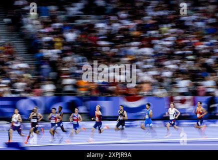 Paris, Frankreich. August 2024. PARIS - die niederländischen Athleten Stefan Nillessen (R) und Niels Laros (5. R) im Finale auf 1500 Metern während der Olympischen Spiele. ANP REMKO DE WAAL Credit: ANP/Alamy Live News Stockfoto