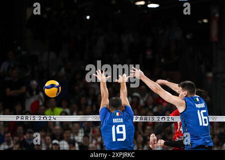 Paris, Frankreich. August 2024. Roberto Russo und Yuri Romanò von Italien während des Olympischen Spiels Volleyball Männer, Viertelfinale Italien gegen Japan, am 5. August 2024 in der Arena Paris Sud 1, Paris, Frankreich. Quelle: Tiziano Ballabio/Alamy Live News Stockfoto