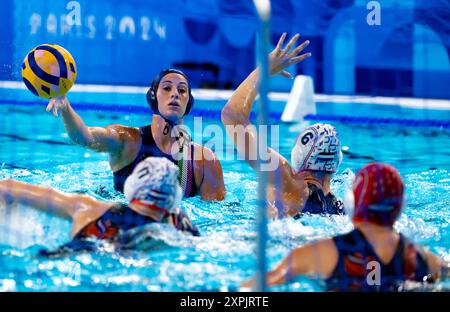 Paris, Frankreich. August 2024. 10 Claudia Roberta Marletta aus Italien übergibt den Ball während des Wasserpolo-Spiels der Frauen Niederlande gegen Italien bei den Olympischen Spielen 2024 in Paris (Frankreich) am 6. August 2024. Quelle: Insidefoto di andrea staccioli/Alamy Live News Stockfoto