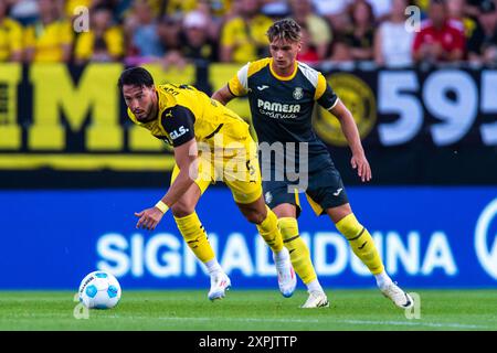 Ramy Bensebaini (5, Borussia Dortmund) vor Pau Cabanes (27, FC Villarreal) AUT, BVB Borussia Dortmund vs FC Villareal, Fussball, Vorbereitung, Saison 2024/25, 06.08.2024, Foto: Eibner-Pressefoto/Florian Wolf Stockfoto