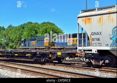 Blue Island, Illinois, USA. Zwei Güterzüge fahren durch den südlichen Vorort Chicago. Stockfoto