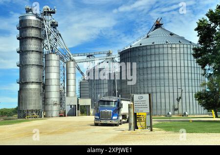 Steward, Illinois, USA. Lageraufzüge in einem Bauernkooperationskomplex neben einer Eisenbahnstrecke in einer kleinen Gemeinde im Norden von Illinois. Stockfoto