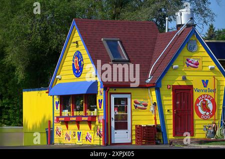 West Chicago, Illinois, USA. Ein farbenfroher Eckhund entlang eines State Highway. Stockfoto