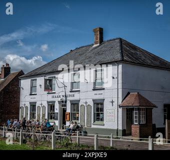 Das Izaak Walton, ein traditioneller englischer Pub in East Meon, einem der schönsten Dörfer in Hampshire, England. Stockfoto