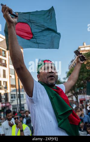 Madrid, Spanien. August 2024. Ein Mann, der während einer Demonstration Slogans schreit. Die bangladeschische Gemeinde in Madrid hat sich auf dem Lavapies-Platz versammelt, um den Rücktritt des nach Indien geflogenen Ministerpräsidenten von Bangladesch, Scheich Hasina, zu feiern, der demokratische Wahlen gefordert hat. Quelle: Marcos del Mazo/Alamy Live News Stockfoto