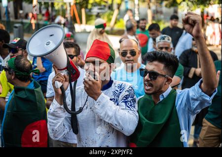 Madrid, Spanien. August 2024. Leute schreien während einer Demonstration Slogans. Die bangladeschische Gemeinde in Madrid hat sich auf dem Lavapies-Platz versammelt, um den Rücktritt des nach Indien geflogenen Ministerpräsidenten von Bangladesch, Scheich Hasina, zu feiern, der demokratische Wahlen gefordert hat. Quelle: Marcos del Mazo/Alamy Live News Stockfoto