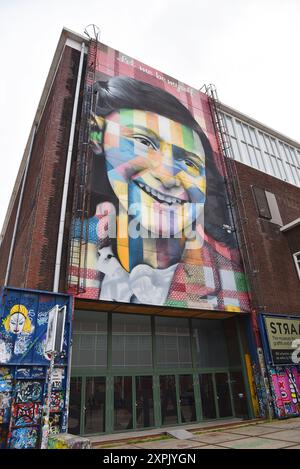 Amsterdam, Niederlande. Juli 2024. Ein Wandbild von Anne Frank im NDSM-Werf in Amsterdam. Hochwertige Fotos Stockfoto