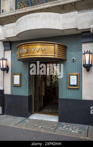 Das Ivy Restaurant in der West Street im Londoner Viertel Covent Garden. Gegründet an diesem Standort im Jahr 1917. Stockfoto