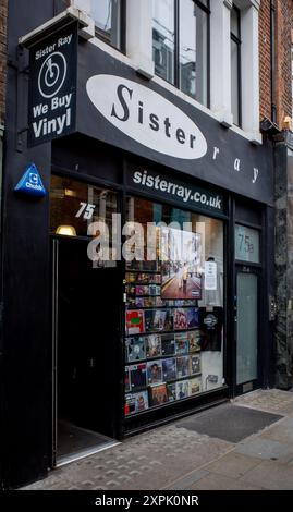 Sister Ray Record Shop in der Berwick Street im Londoner Unterhaltungsviertel Soho. 1989 gegründet, erschien es auf dem Cover eines Oasis-Albums. Stockfoto