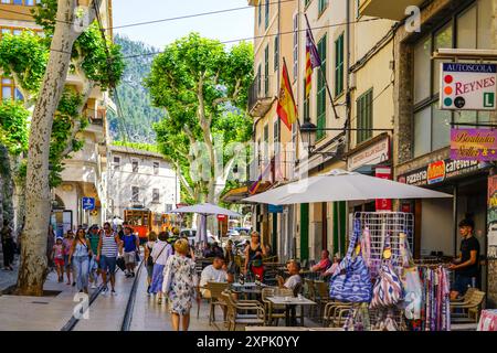 Solera, Spanien - 24. Mai 2024: Eine klassische Straßenbahn fährt durch die historische Stadtstraße von Solera mit Cafés Stockfoto