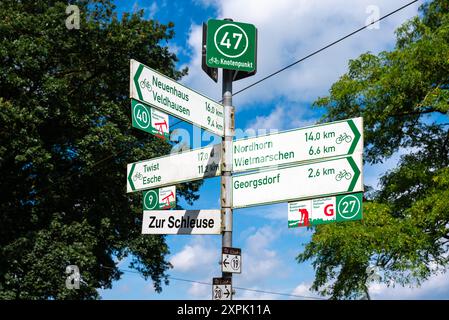 Osterwald, Niedersachsen, Deutschland - 14. Juli 2024 - Richtungsschilder des Radknotensystems Stockfoto