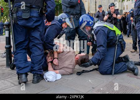 Bristol genug Protest Riot - Ein Demonstrant wird von der Polizei in Bristol verhaftet, da Gewalt ausbricht genug Protest 03-08-2024 Stockfoto