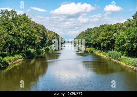 Der Dortmunder Ems-Kanal und das grüne Ufer mit Radwegen rund um Geeste-Dalum, Niedersachsen Stockfoto