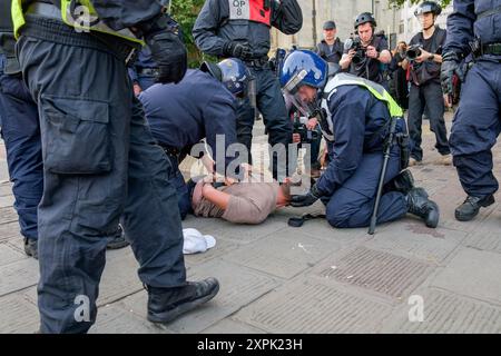 Bristol genug Protest Riot - Ein Demonstrant wird von der Polizei in Bristol verhaftet, da Gewalt ausbricht genug Protest 03-08-2024 Stockfoto