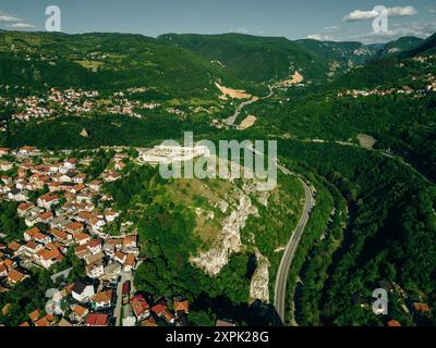 Aus der Vogelperspektive der Stadt Sarajevo bei Sonnenuntergang in Bosnien und Herzegowina. Hochwertige Fotos Stockfoto