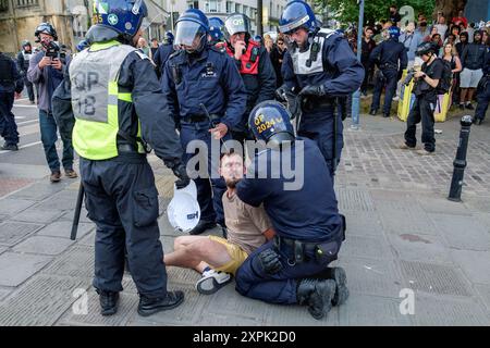 Bristol genug Protest Riot - Ein Demonstrant wird von der Polizei in Bristol verhaftet, da Gewalt ausbricht genug Protest 03-08-2024 Stockfoto