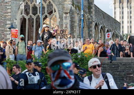 Bristol genug ist genug Protestaufstand - Anti-Rassismus-Aktivisten Demonstranten werden dargestellt, als sie rechtsextreme Aktivisten in Bristol konfrontieren. 03-08-2024 Stockfoto