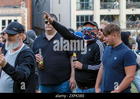 Bristol-Aufstand - rechtsextreme Aktivisten konfrontieren die Polizei während eines genug-ist-genug-Protestes in Bristol. 03-08-2024 Stockfoto