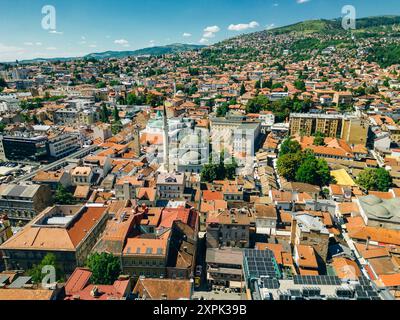 Aus der Vogelperspektive der Stadt Sarajevo bei Sonnenuntergang in Bosnien und Herzegowina. Hochwertige Fotos Stockfoto