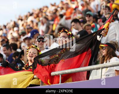 Colombes, Frankreich. August 2024. Fans der deutschen Mannschaft feiern nach dem Halbfinalspiel der Männer zwischen Deutschland und Indien in Colombes, Frankreich, am 6. August 2024. Quelle: Ren Pengfei/Xinhua/Alamy Live News Stockfoto