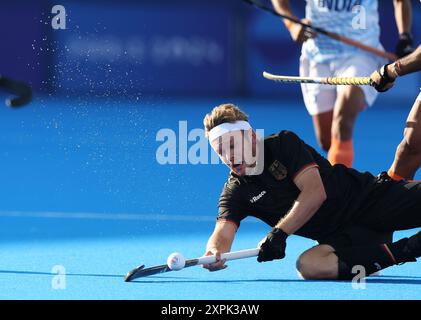 Colombes, Frankreich. August 2024. Thies Prinz von Deutschland wetteiferte um den Ball während des Halbfinalspiels der Männer zwischen Deutschland und Indien in Colombes, Frankreich, 6. August 2024. Quelle: Ren Pengfei/Xinhua/Alamy Live News Stockfoto