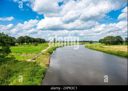 Grüne Ufer des Dortmunder Ems-Kanals um Geeste-Dalum, Niedersachsen Stockfoto