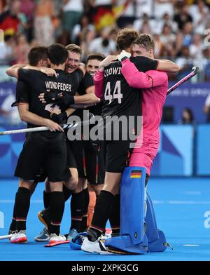 Colombes, Frankreich. August 2024. Deutsche Spieler feiern den Sieg im Halbfinalspiel der Männer zwischen Deutschland und Indien in Colombes, Frankreich, 6. August 2024. Quelle: Ren Pengfei/Xinhua/Alamy Live News Stockfoto