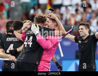 Colombes, Frankreich. August 2024. Deutsche Spieler feiern den Sieg im Halbfinalspiel der Männer zwischen Deutschland und Indien in Colombes, Frankreich, 6. August 2024. Quelle: Ren Pengfei/Xinhua/Alamy Live News Stockfoto