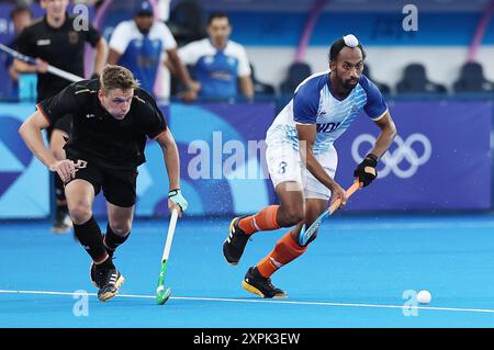 Colombes, Frankreich. August 2024. Hardik Singh aus Indien wetteiferte um den Ball während des Halbfinalspiels der Männer zwischen Deutschland und Indien in Colombes, Frankreich, am 6. August 2024. Quelle: Ren Pengfei/Xinhua/Alamy Live News Stockfoto